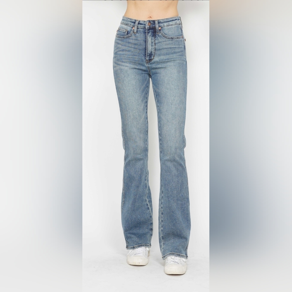 Judy Blue High waist tummy control back pocket Embroidered Bootcut jeans.

Regul